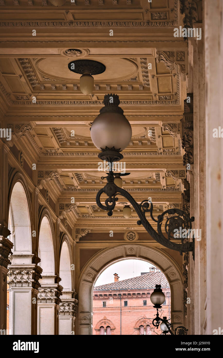 Immagine di ornato soffitto classic in passerella coperta. Bologna, Italia. Foto Stock