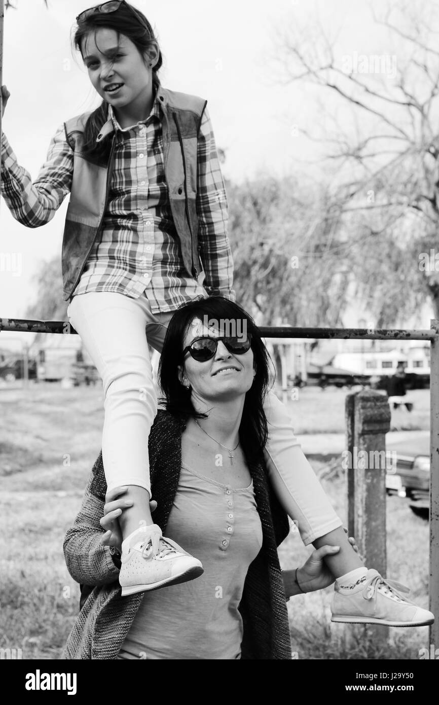 Madre e figlia. foto in bianco e nero Foto Stock