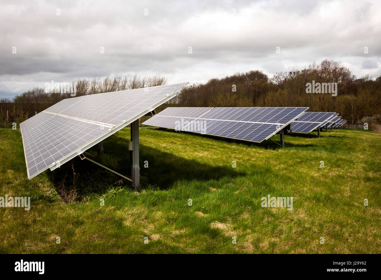 Pannelli solari in un campo di fattoria in Cambridgeshire, Regno Unito Foto Stock