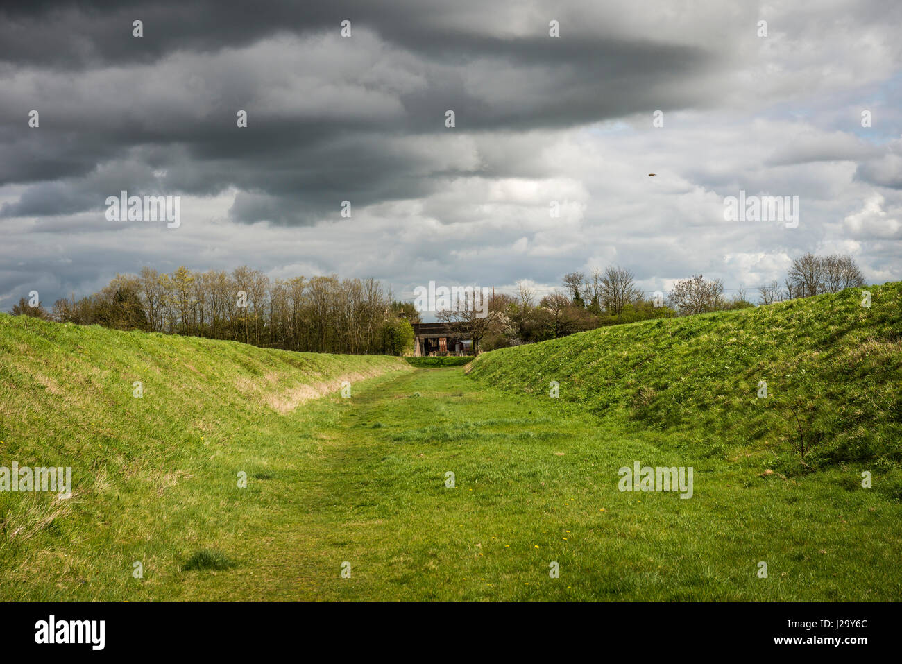 Sezione chiusa del vecchio Bedford e Cambridge linea ferroviaria vicino Longstowe, Cambridgeshire, Regno Unito Foto Stock