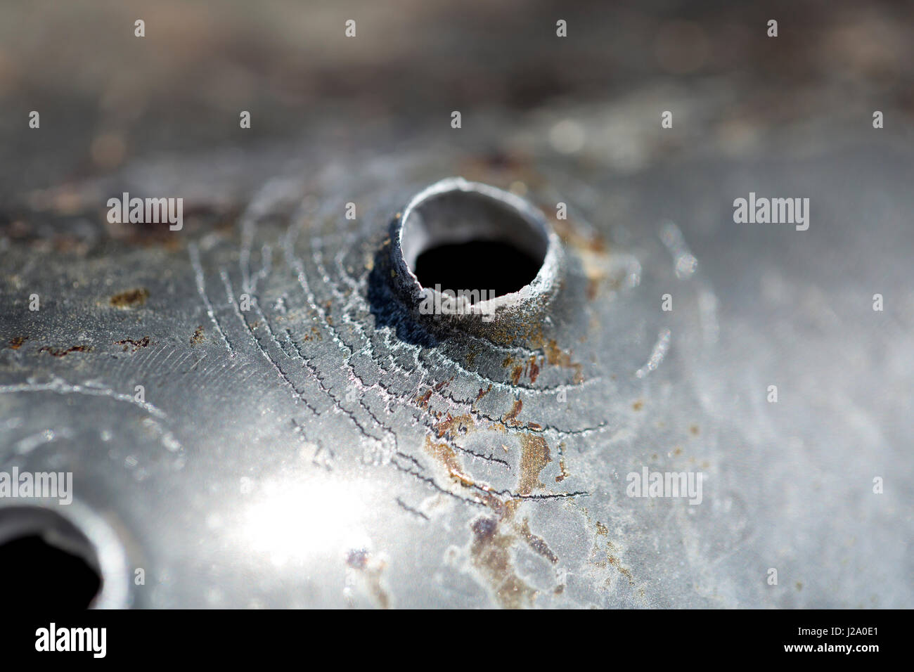 Macro shot di fori di proiettile dopo un tiro al bersaglio in una vaschetta di alluminio. Foto Stock