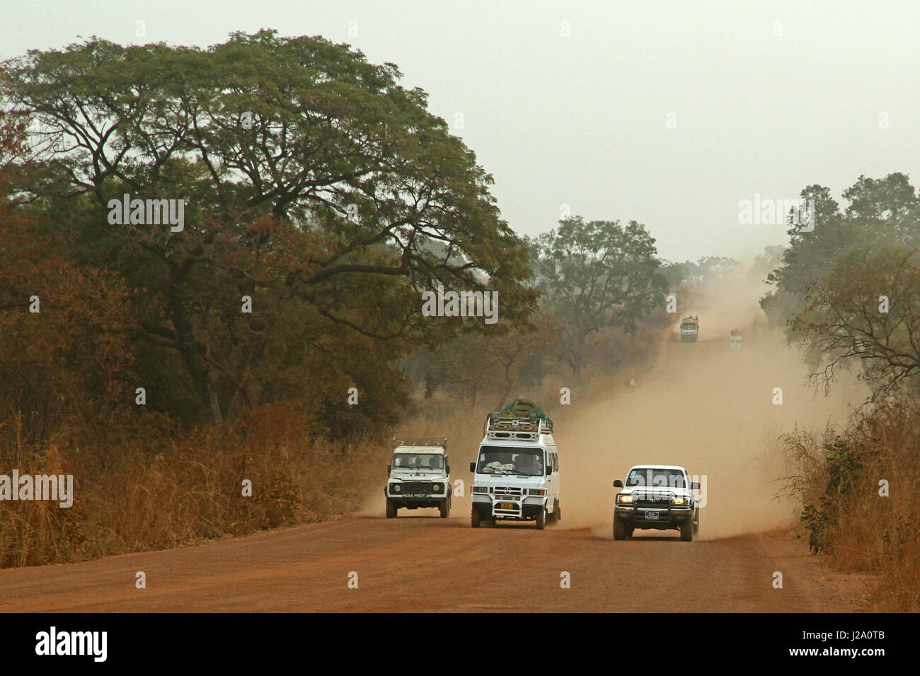 Sulla strada sulla Trans Gambia Autostrada ovest di Soma Foto Stock