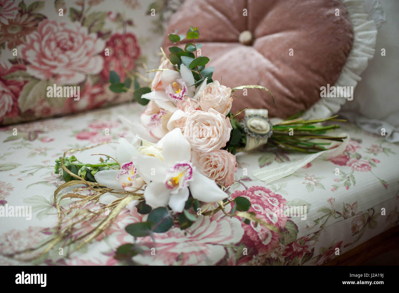 Un bel bouquet di rose sdraiato sul divano Foto Stock