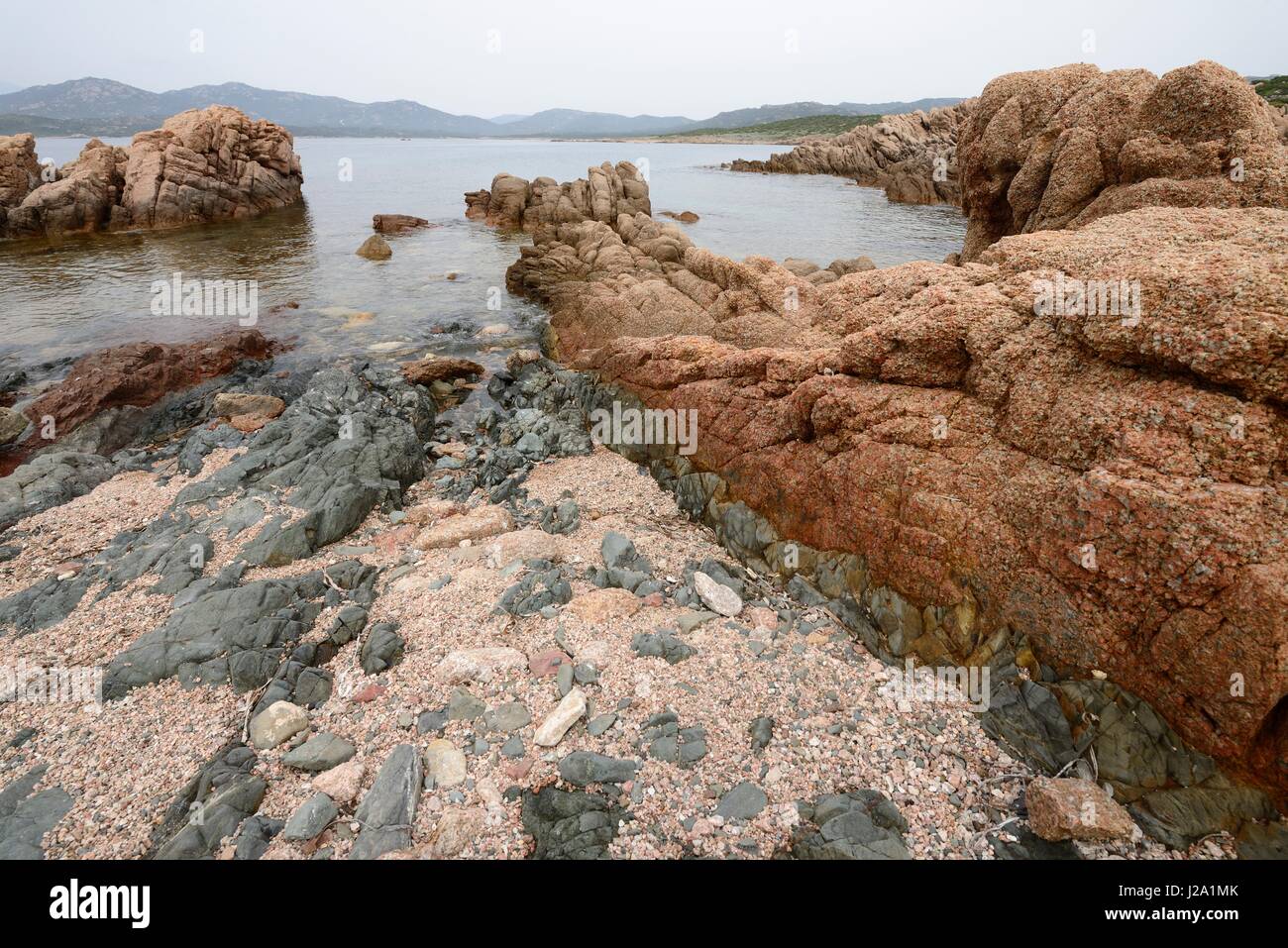 Litorale irregolare della Corsica con scogli di granito Foto Stock