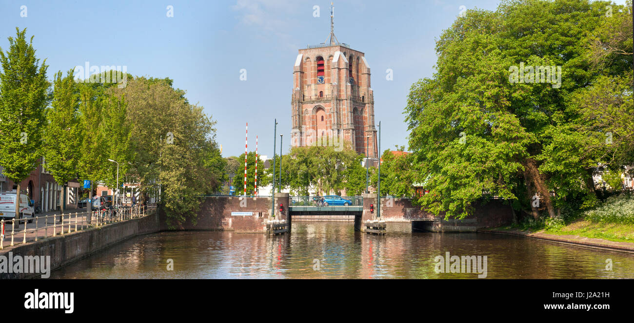 Icona di Leeuwarden de sbieco Oldehoven tower e il Westersingel. Foto Stock
