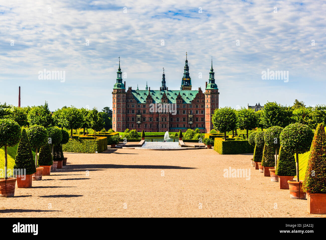 Il maestoso castello Castello Frederiksborg visto dalla bellissima area parco, Foto Stock
