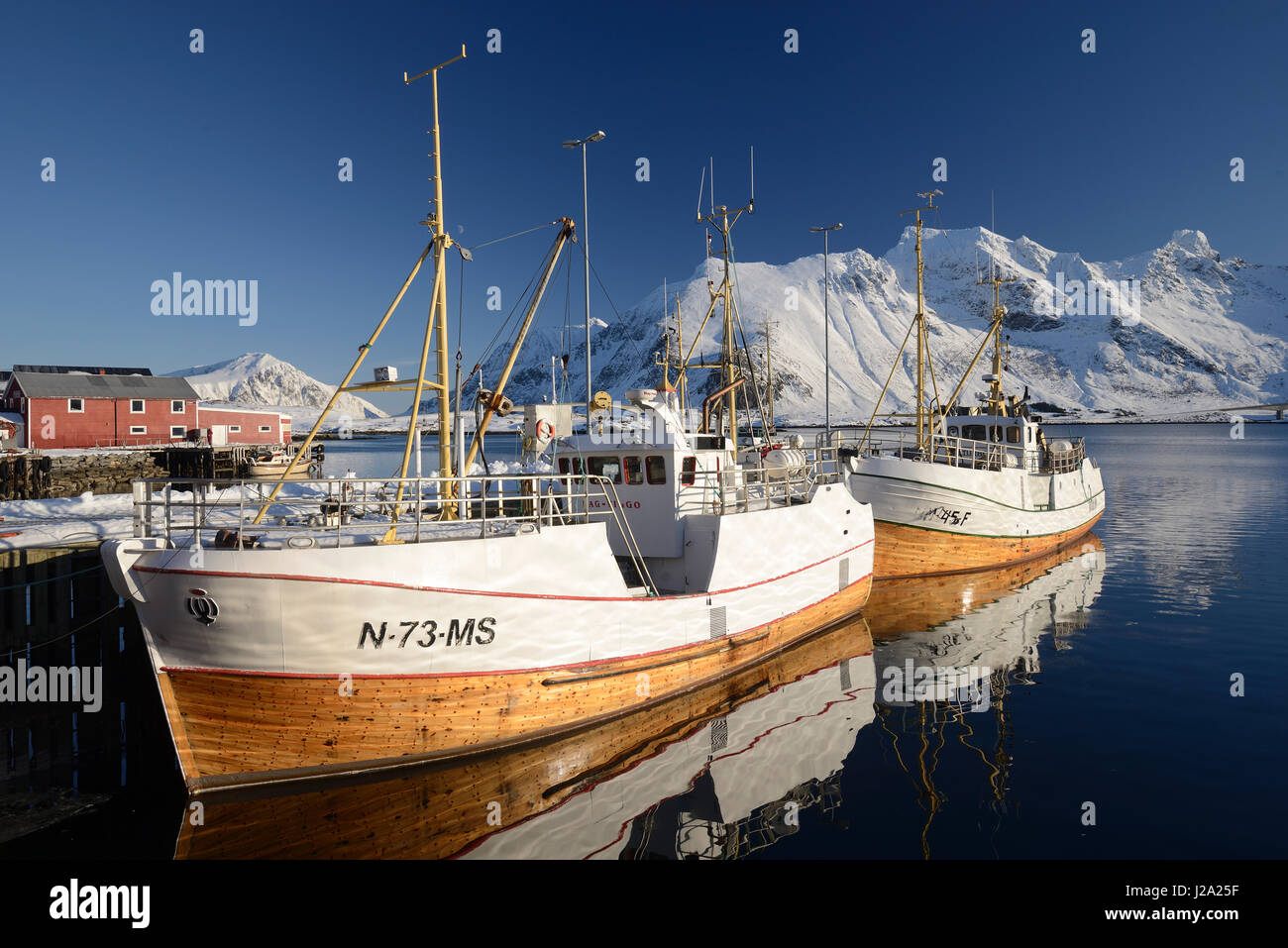 Barca da pesca nel fiordo norvegese Foto Stock