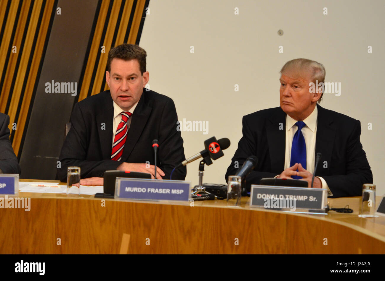 Il magnate statunitense Donald Trump attacchi parchi eolici in una presentazione al Parlamento Scozzese comitato Foto Stock