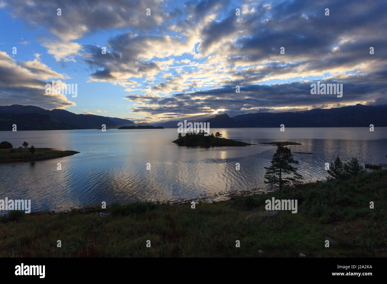 Splendido paesaggio in bei colori all'Hardangerfjord, Norvegia. Foto Stock
