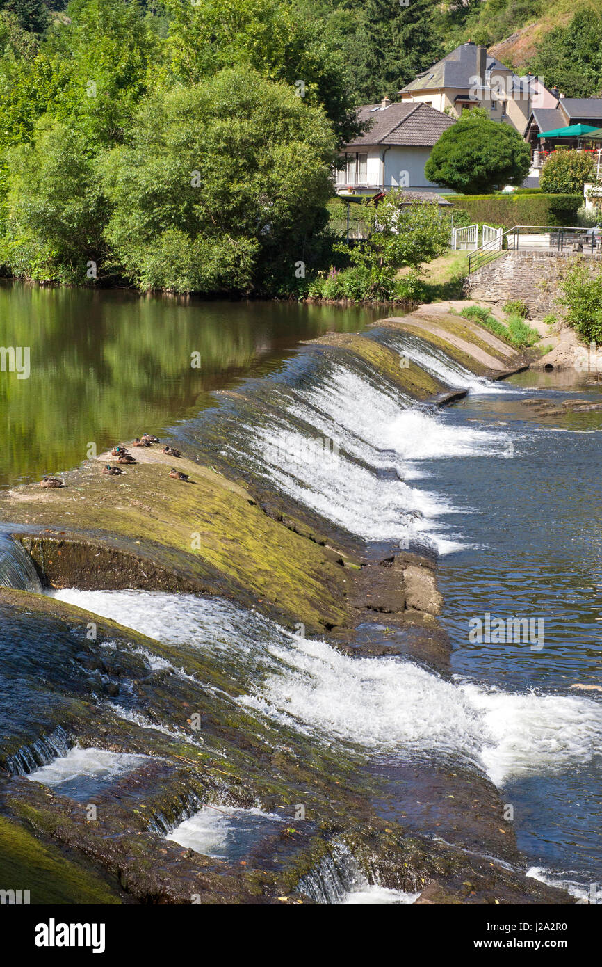 Weir nel fiume il nostro a VIANDEN, Lussemburgo Foto Stock