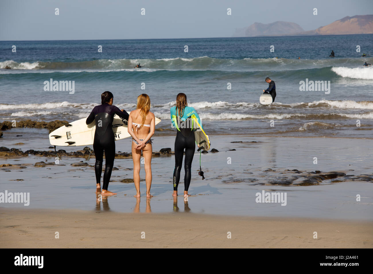 Surfers spiaggia di Famara a Lanzarote. Foto Stock