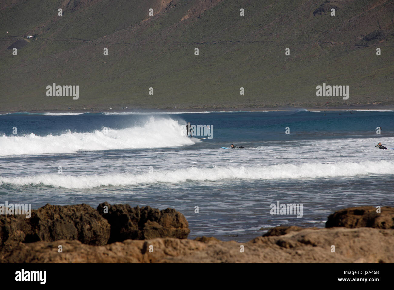 Surfers spiaggia di Famara a Lanzarote. Foto Stock
