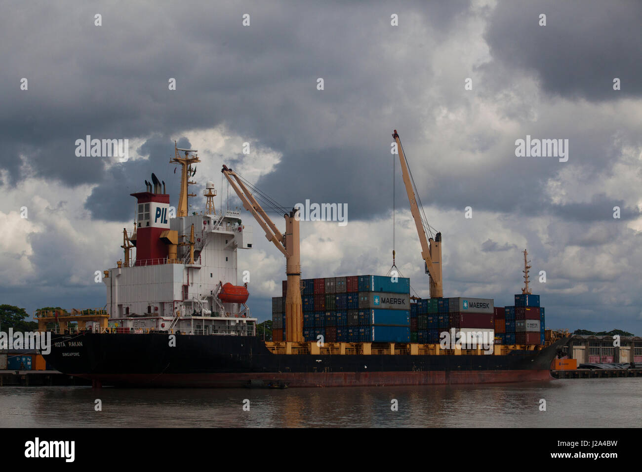 Le navi sul fiume Pasur presso il porto di Mongla di Bagerhat, Bangladesh. Foto Stock