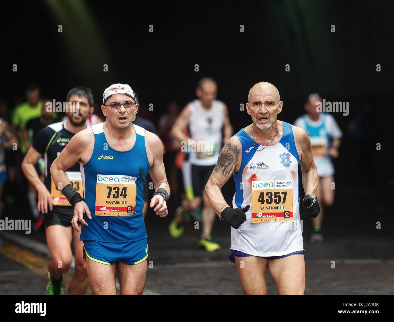 Roma, Italia - 2 Aprile, 2017: atleti del XXIII Maratona di Roma per il passaggio della Galleria Umberto I, a pochi chilometri dal traguardo. Foto Stock