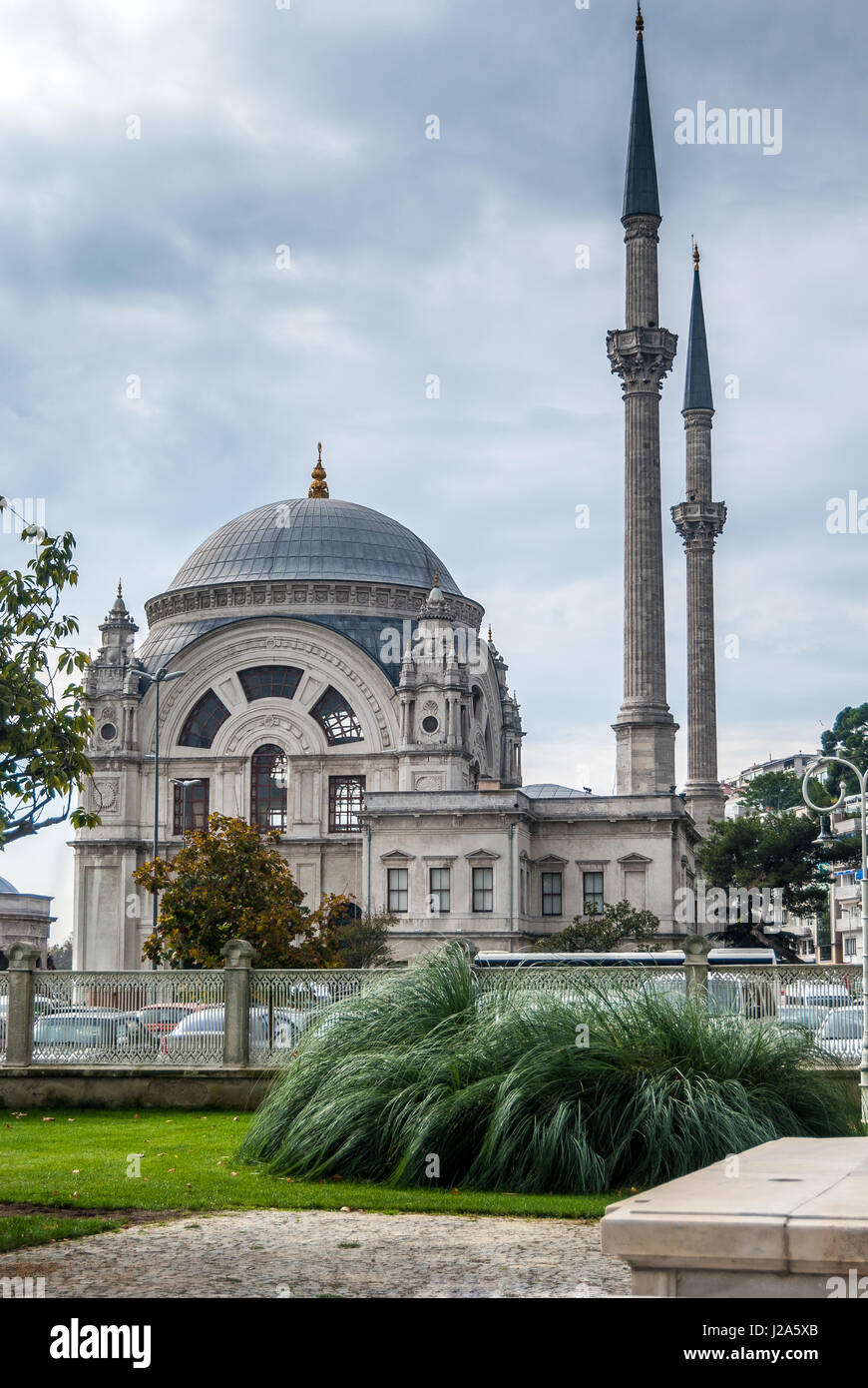La Moschea Ortakoy (turco: Ortakoy Camii), ufficialmente il Buyuk Mecidiye Camii del sultano Abdulmecid in Besiktas, Istanbul, Turchia Foto Stock