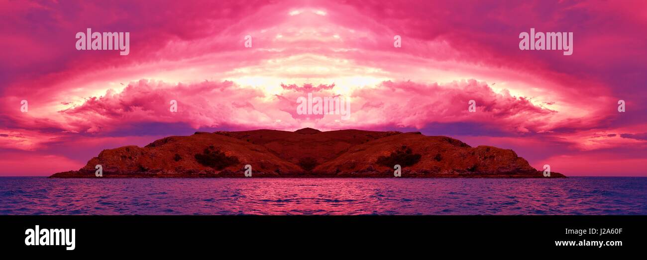 Awesome super-size rosa rossa isola panorama al tramonto con acqua riflessioni dotato - colpendo vivid crimson storm cloud su isola e acqua. Foto Stock