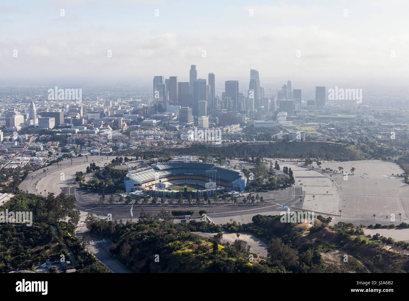 Los Angeles, California, Stati Uniti d'America - 12 Aprile 2017: Veduta aerea della storica Dodger Stadium con nebuloso torri del centro in background. Foto Stock