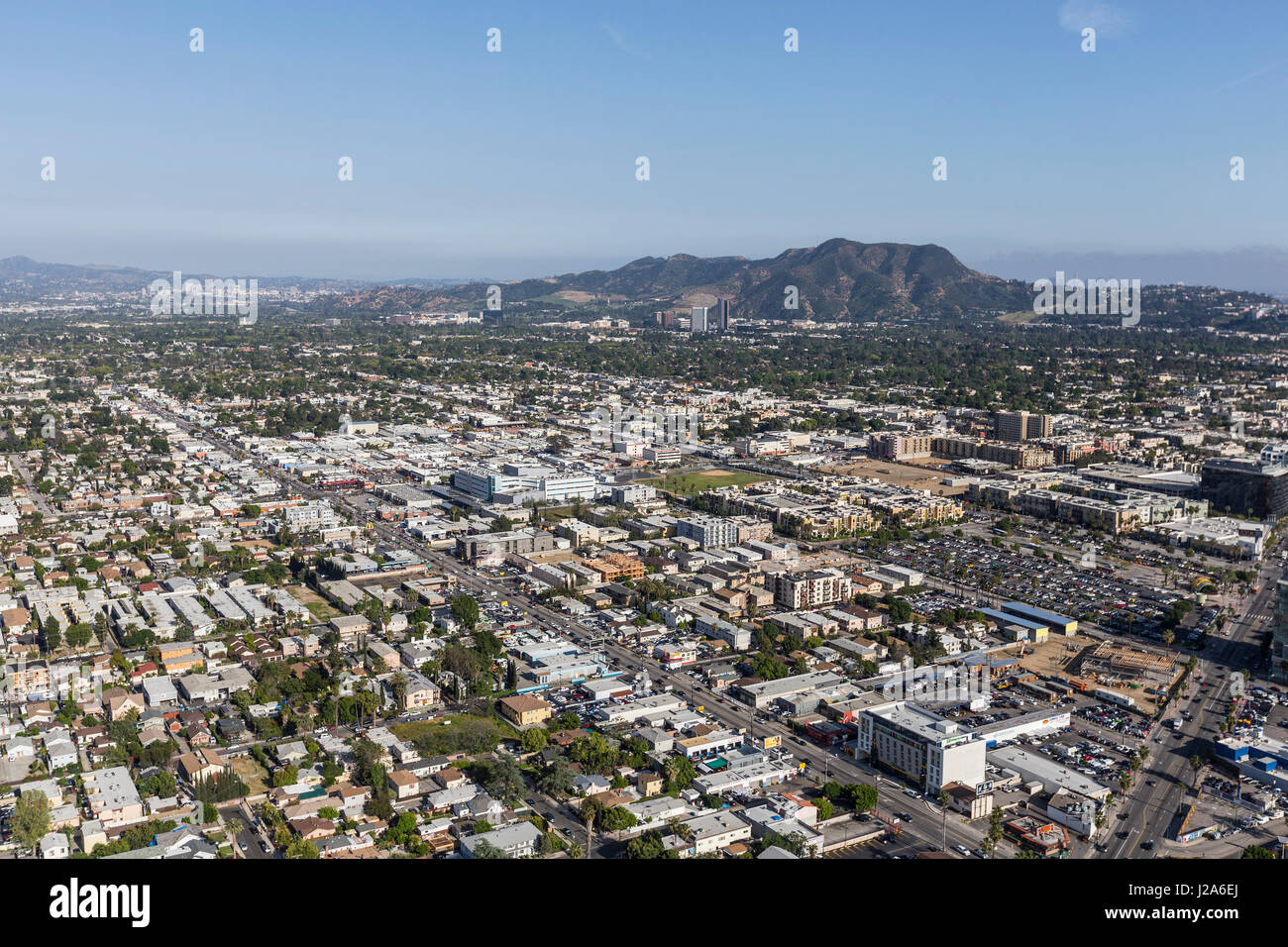 Los Angeles, California, Stati Uniti d'America - 12 Aprile 2017: vista aerea di North Hollywood e Griffith Park nella valle di San Fernando. Foto Stock