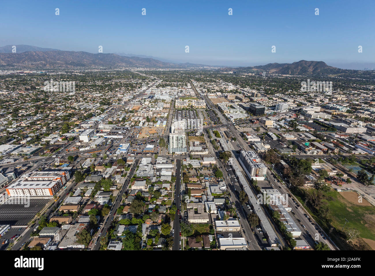 Los Angeles, California, Stati Uniti d'America - 12 Aprile 2017: vista aerea di North Hollywood nella valle di San Fernando. Foto Stock