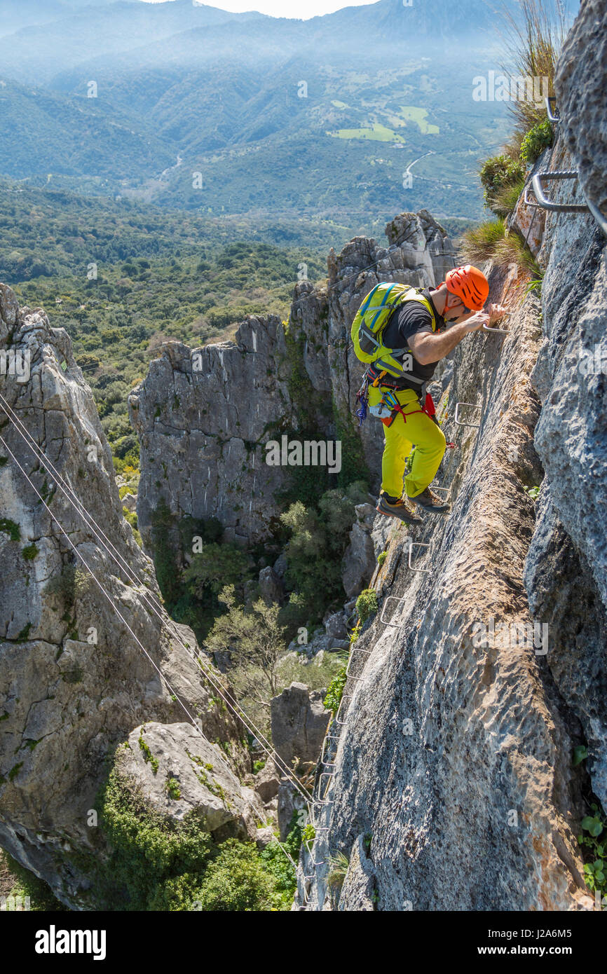 Abbigliamento Tecnico Da Montagna - Fotografie stock e altre immagini di  Alpinismo - Alpinismo, Attrezzatura da arrampicata, Attrezzatura - iStock