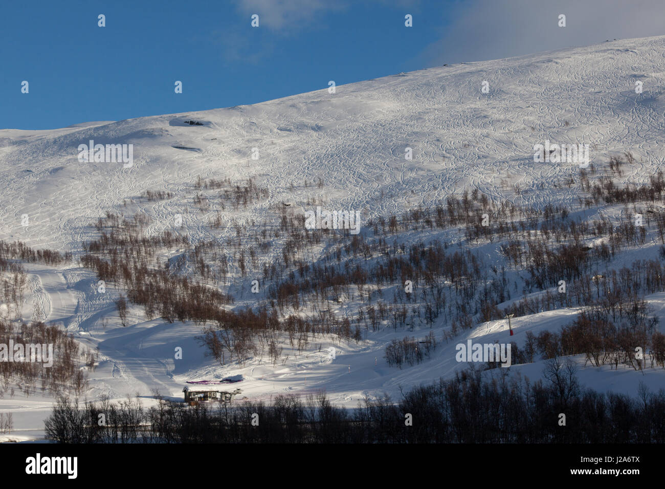 Bella montagna invernale con neve in Norvegia. Foto Stock