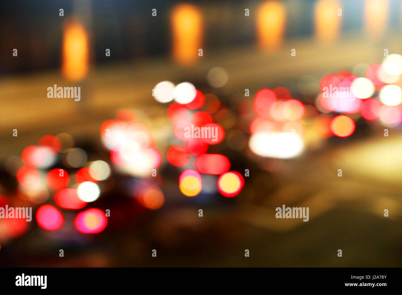 Foto sfocata di luminoso multicolore di notte le luci della città Foto Stock