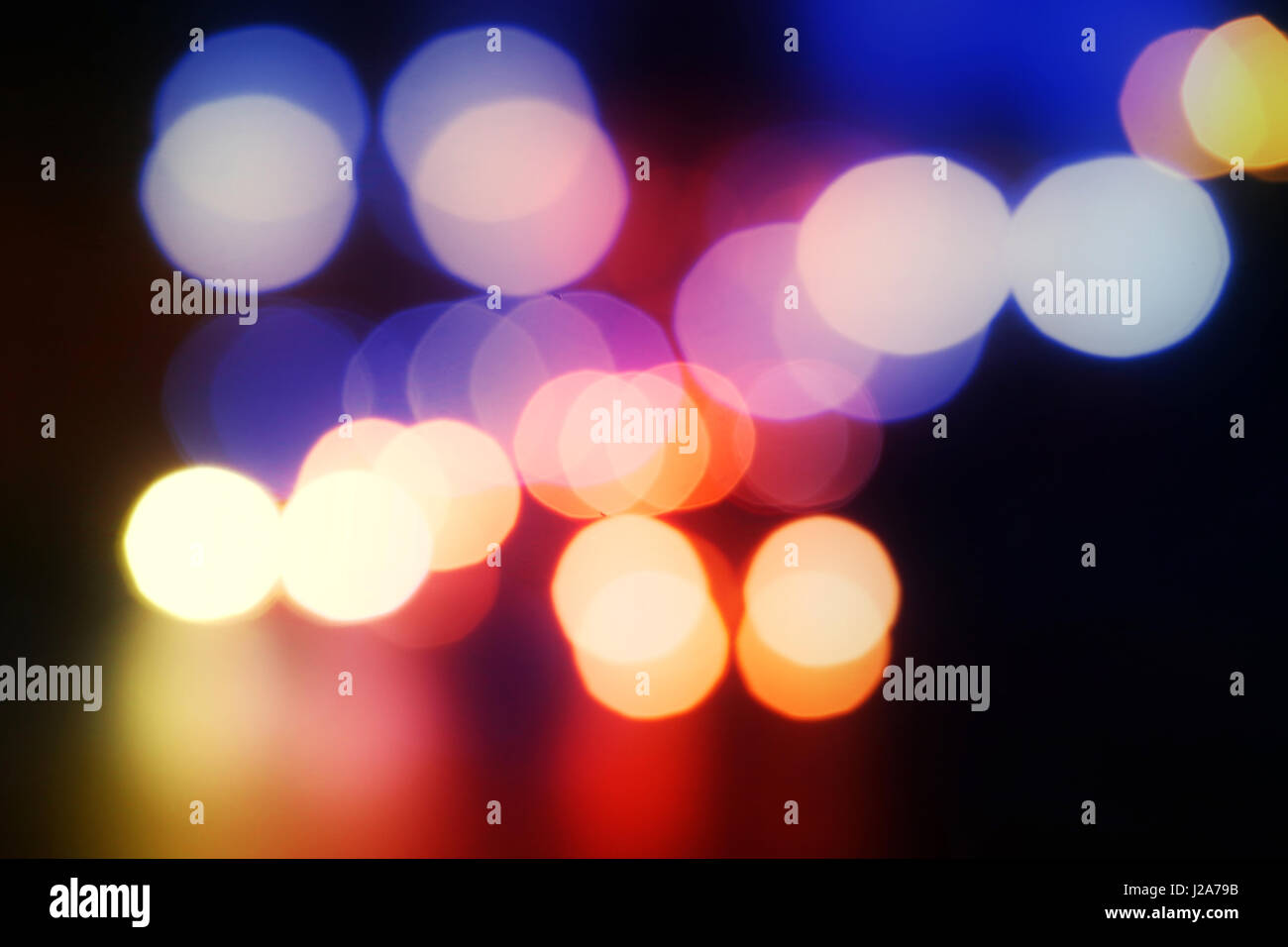 Foto sfocata di luminoso multicolore di notte le luci della città Foto Stock