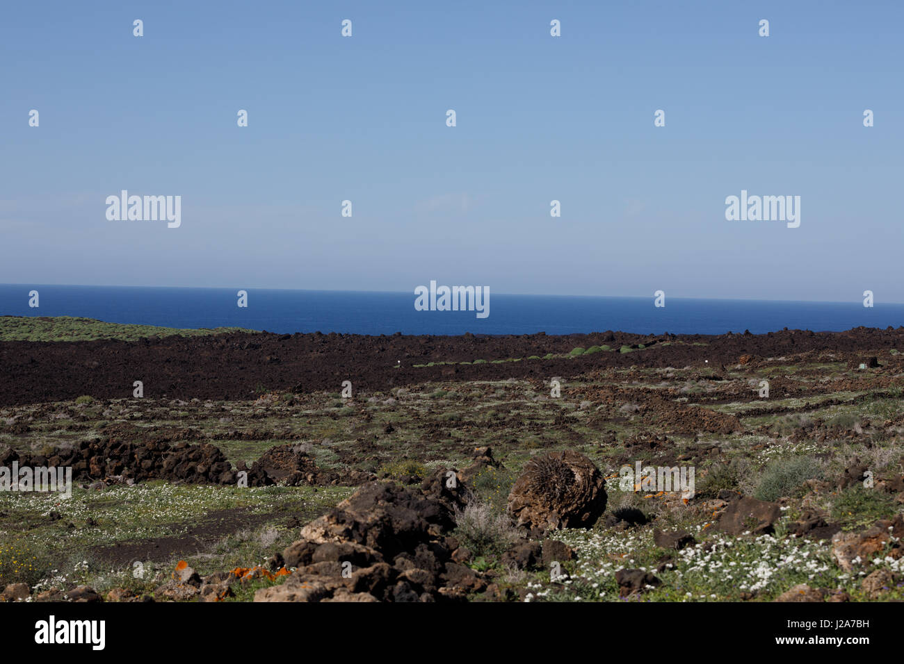 Paesaggio di lava sulla bellissima isola spagnola di Lanzarote Foto Stock