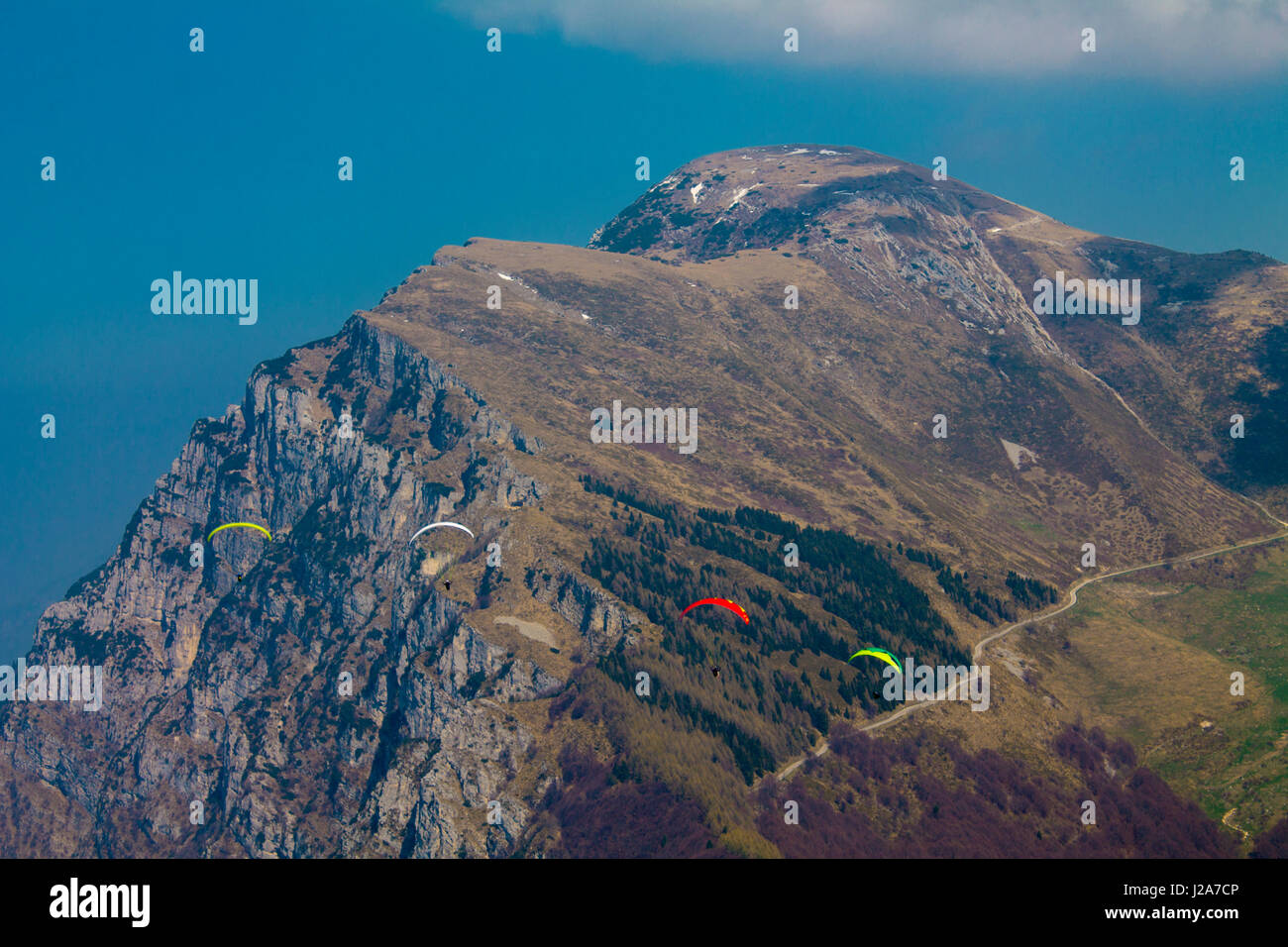 Wingsuit, il Monte Baldo, Veneto Italia,Paracadutista in volo contro lo sfondo della montagna Foto Stock