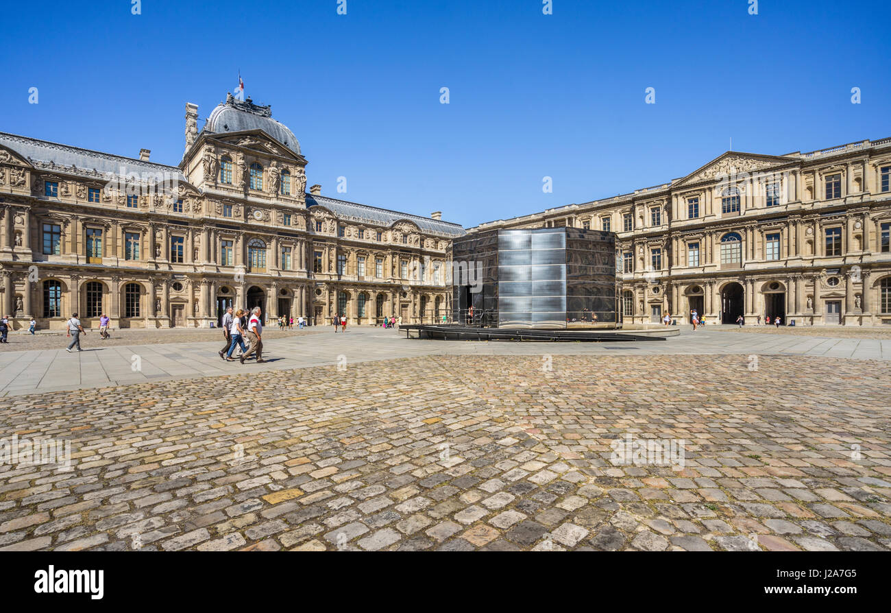 Francia, Parigi, Museo del Louvre, il lucidate a specchio con pareti in acciaio gabbia in cima alla fontana centrale della Cour Carrée (Court Square) contiene panorami da Foto Stock