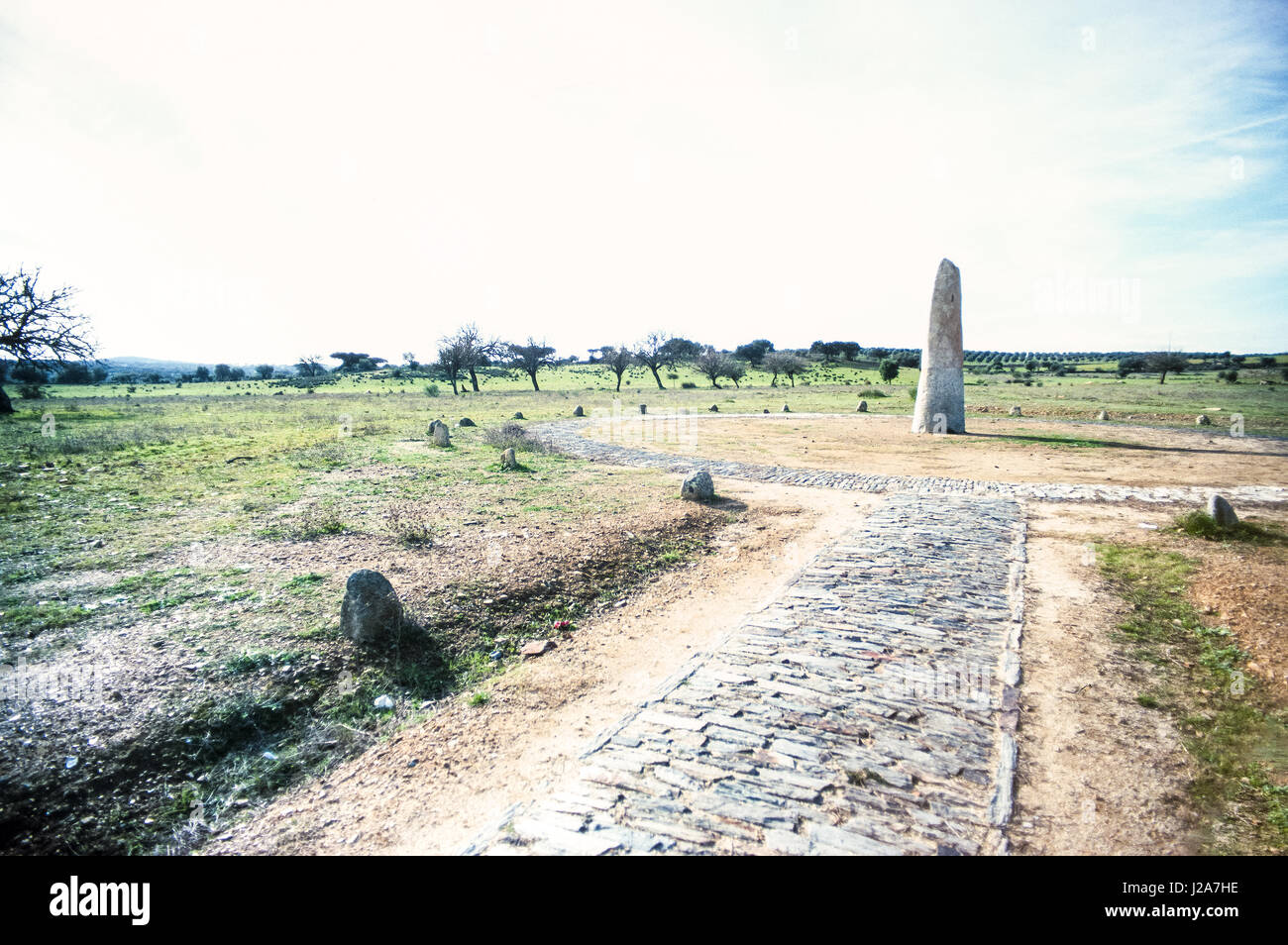 A causa della sua posizione geografica, la collina di Monsaraz sempre occupato un posto importante nella storia del comune, che è stato occupato da diversi popoli poiché la fase di pre-registrazione storica.[3] è uno dei più antichi insediamenti portoghese del Portogallo meridionale, occupata dal pre-storia, i cui esempi di abitazione permanente includono centinaia di monumenti megalitici. Questi includono i resti del neolitico di: monumenti megalitici di Herdade de Xerez, Olival da Pega Dolmen (anta), Bulhoa menhir, Rocha dos Namorados Menhir e Outeiro Menhir. La collina sulla quale l'insediamento principale Foto Stock