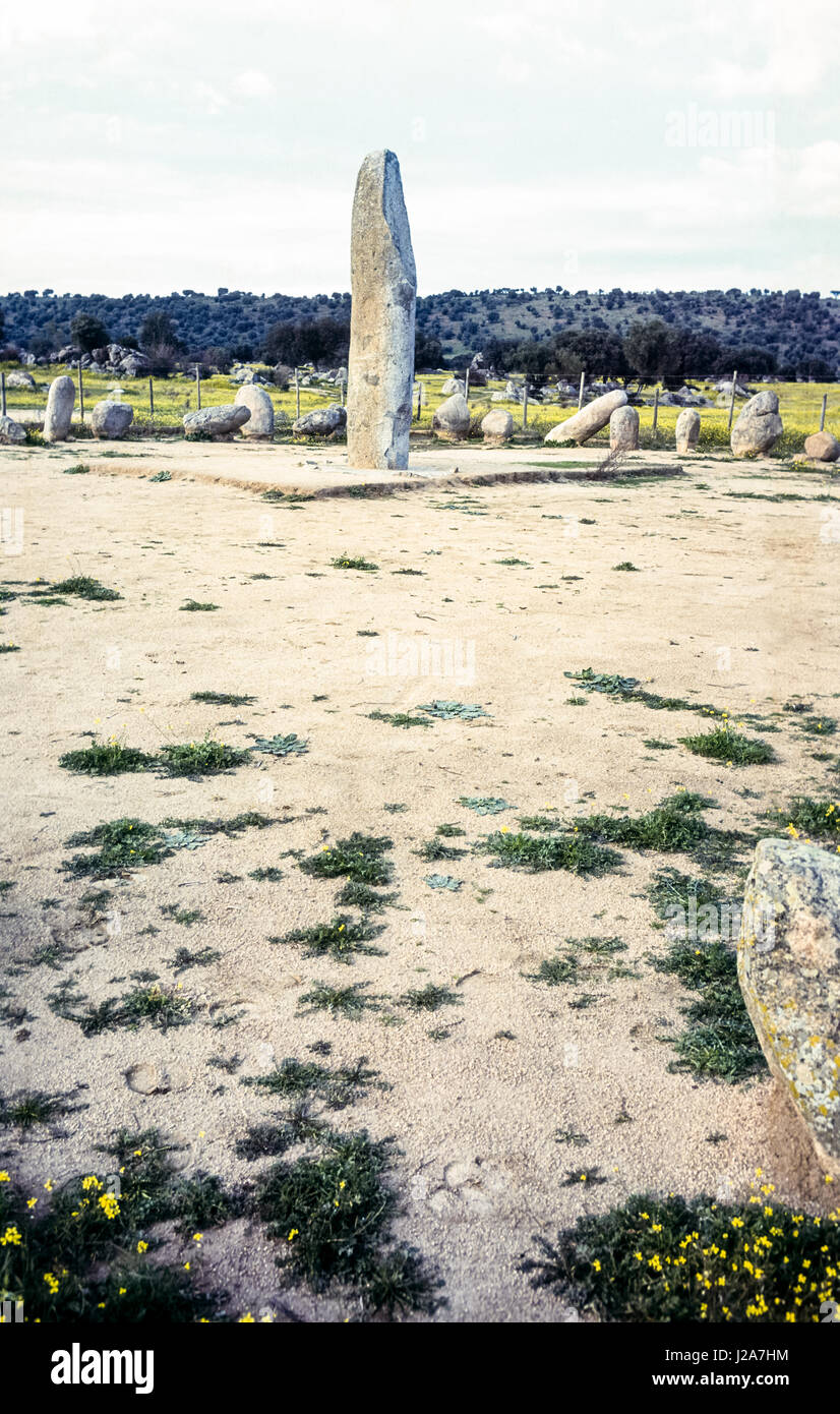 A causa della sua posizione geografica, la collina di Monsaraz sempre occupato un posto importante nella storia del comune, che è stato occupato da diversi popoli poiché la fase di pre-registrazione storica.[3] è uno dei più antichi insediamenti portoghese del Portogallo meridionale, occupata dal pre-storia, i cui esempi di abitazione permanente includono centinaia di monumenti megalitici. Questi includono i resti del neolitico di: monumenti megalitici di Herdade de Xerez, Olival da Pega Dolmen (anta), Bulhoa menhir, Rocha dos Namorados Menhir e Outeiro Menhir. La collina sulla quale l'insediamento principale Foto Stock