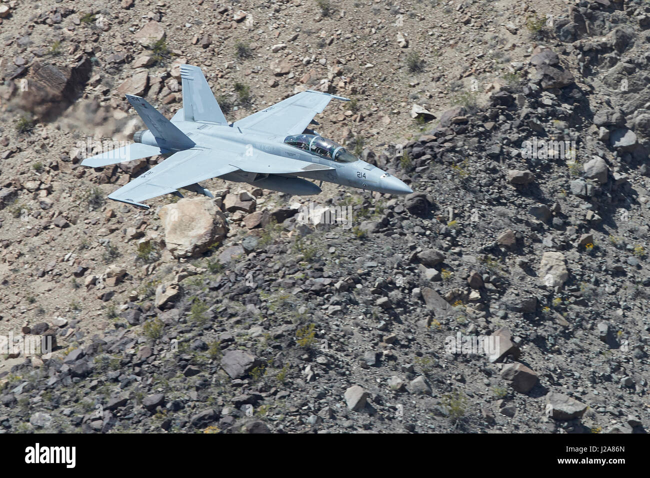 Marina degli Stati Uniti F/A-18F, Super Hornet, volare ad alta velocità e a basso livello. Attraverso un canyon del deserto. Foto Stock