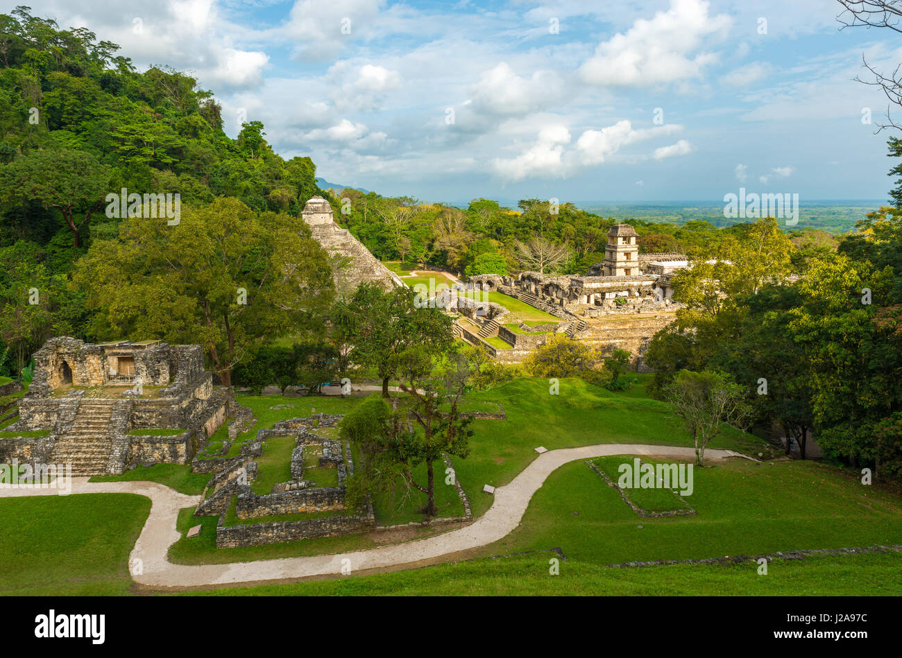 Paesaggio urbano delle rovine Maya di Palenque nella giungla dello stato del Chiapas, Messico. Foto Stock