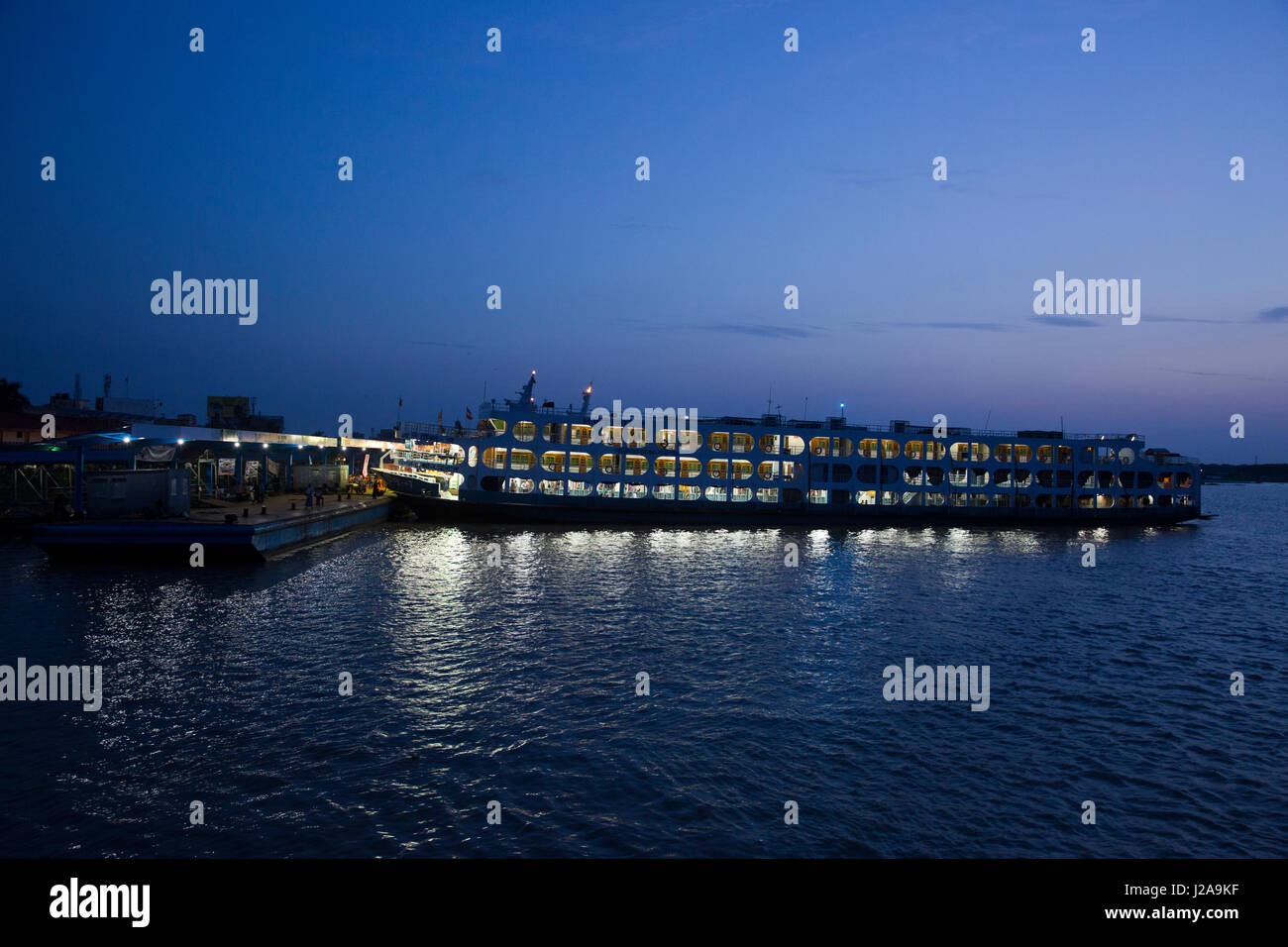 Vista la mattina del Fiume Kirtonkhola vicino a Barisal Sadarghat, Barisal, Bangladesh Foto Stock