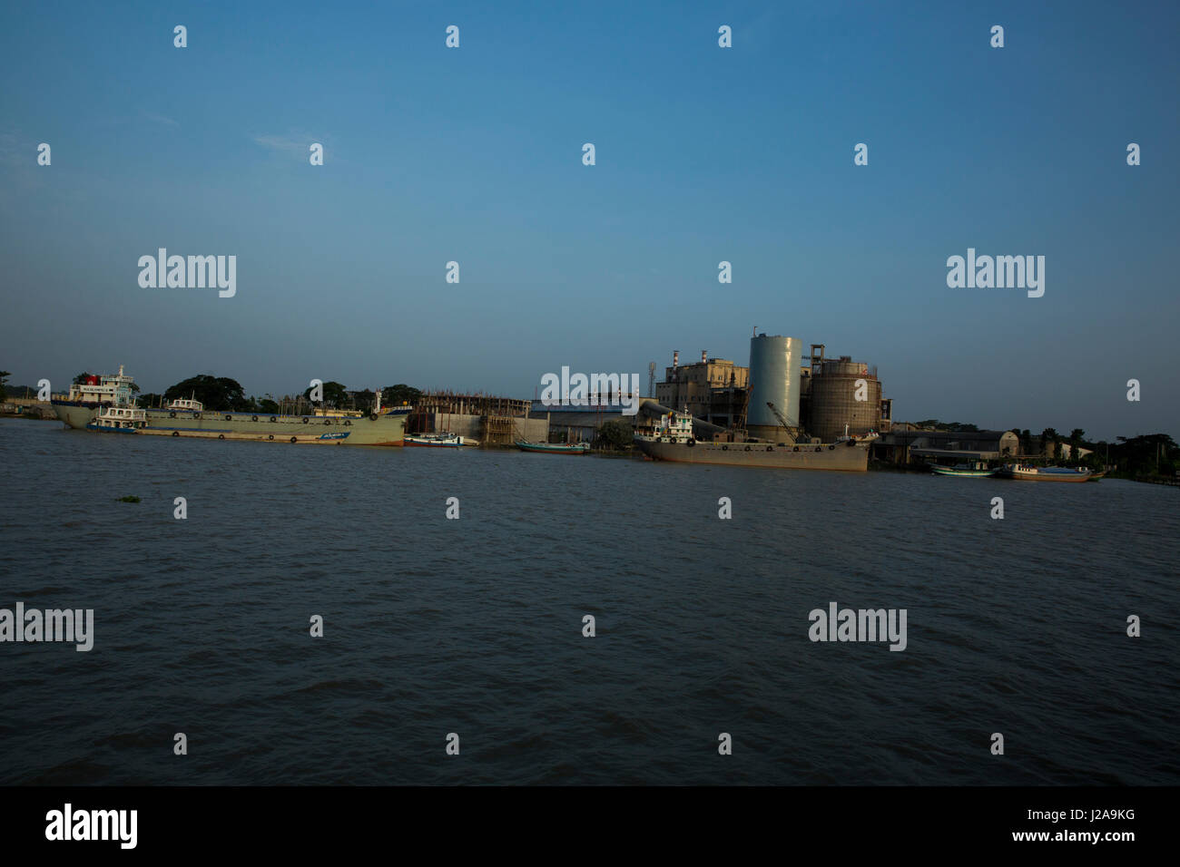 Una fabbrica di cemento sulla banca del fiume Kirtonkhola, Barisal, Bangladesh Foto Stock