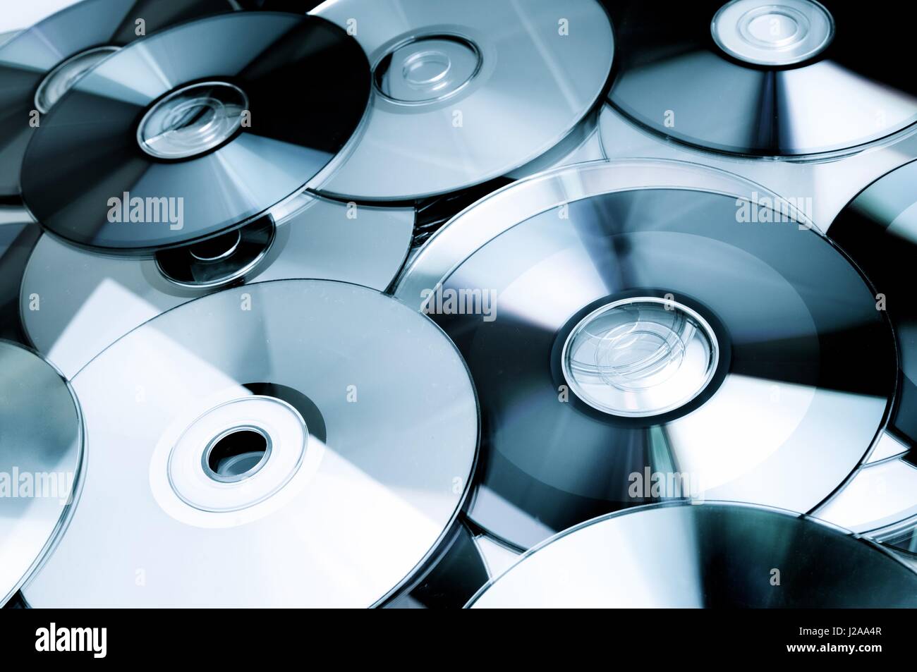 Dato un set di DVD sparsi su un tavolo Foto Stock