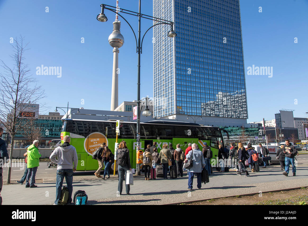 Fermata del Bus Flixbus company, un tedesco a lunga distanza servizio bus attraverso la Germania e l'Europa, Berlino, Alexander Square, Germania Berlino Torre della TV, Foto Stock