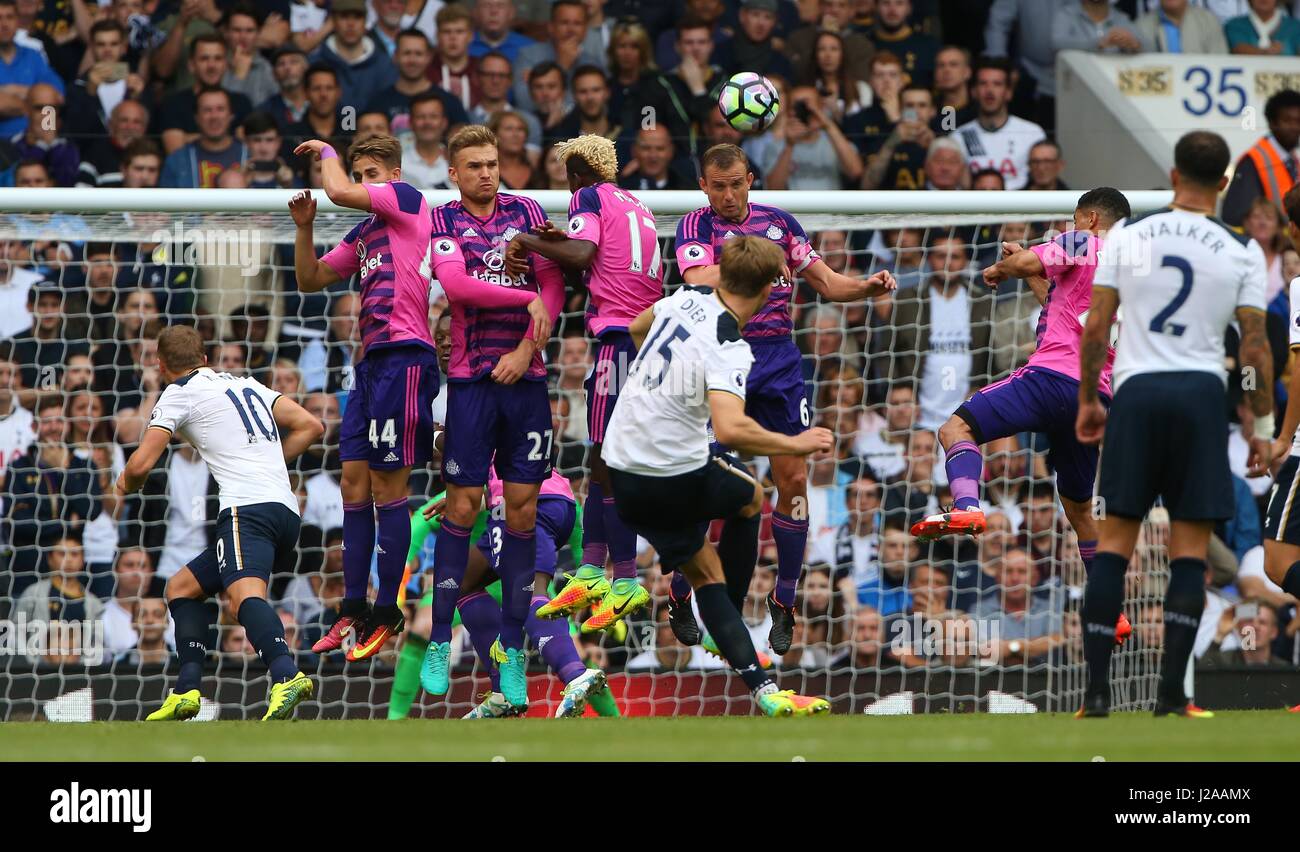 Eric Dier del Tottenham arricciato un calcio di punizione sopra la parete di Sunderland durante il match di Premier League tra Tottenham Hotspur e Sunderland AFC White Hart Lane a Londra. Settembre 18, 2016. James Boardman / teleobiettivo e immagini solo uso editoriale FA Premier League e Football League immagini sono soggette a licenza DataCo vedere www.football-dataco.com Foto Stock