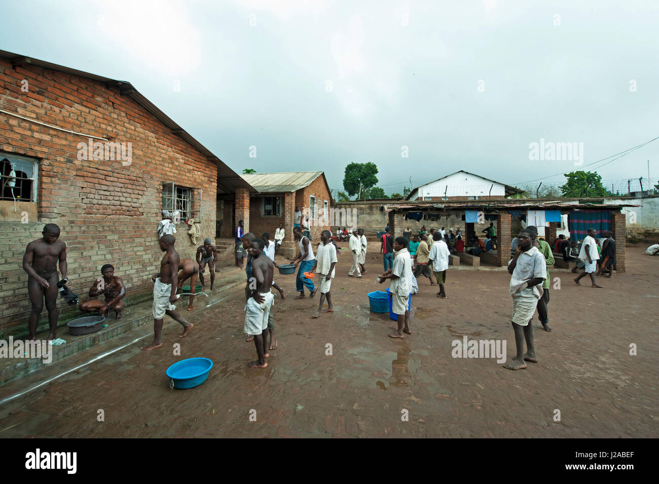 Il Malawi, Blantyre, Bvumbwe giovani delinquenti il Centro di Riabilitazione nel distretto di Thyolo dove giovani delinquenti, condannati e rinviato dal vivo. E fu la casa di 267 a partire dalla metà di marzo 2012. cortile aperto la scena in cui i detenuti hanno anche per lavare se stessi Foto Stock