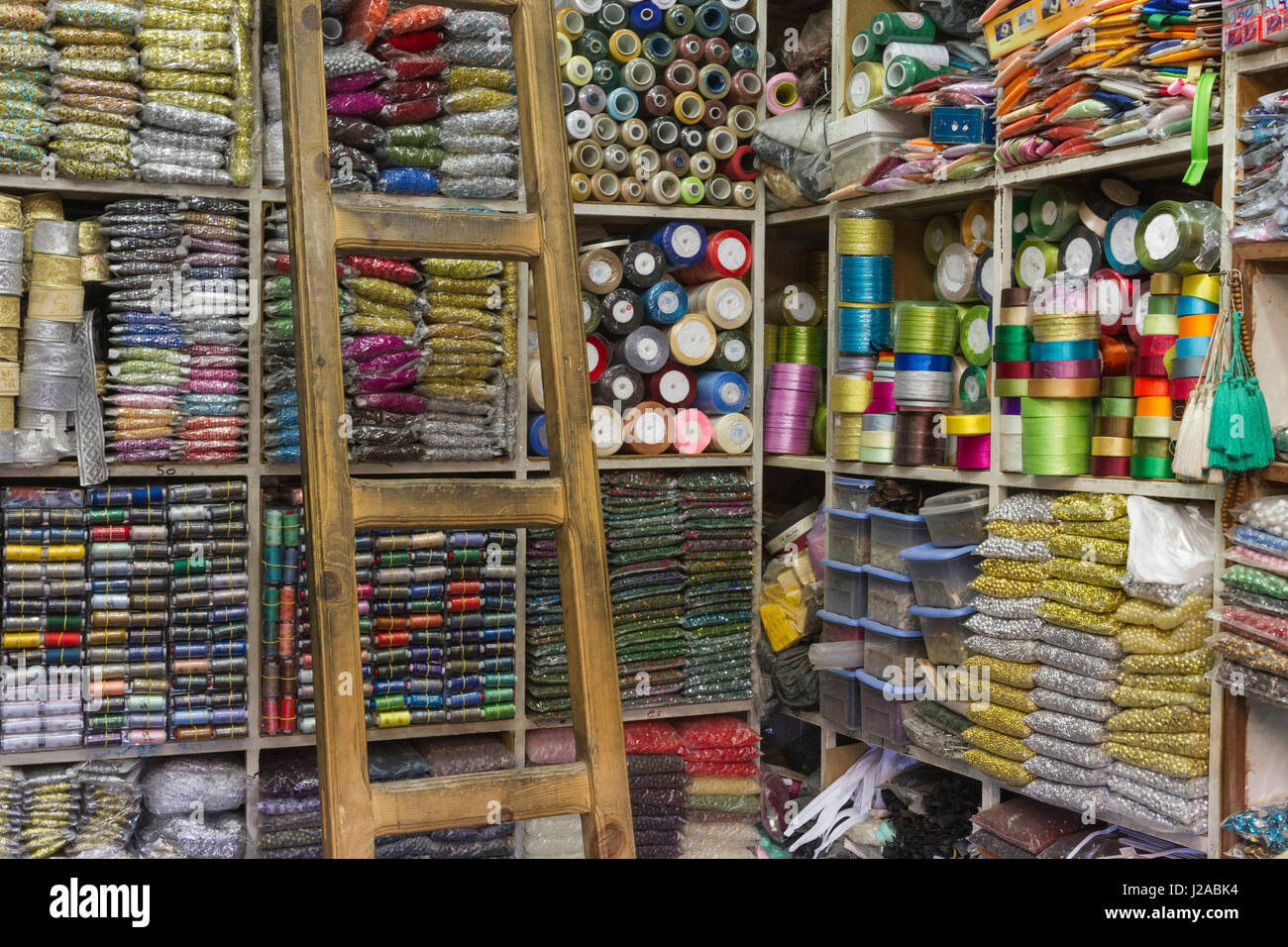 Africa, Marocco, Fes. Una cucitura e nozioni shop nella medina. Foto Stock
