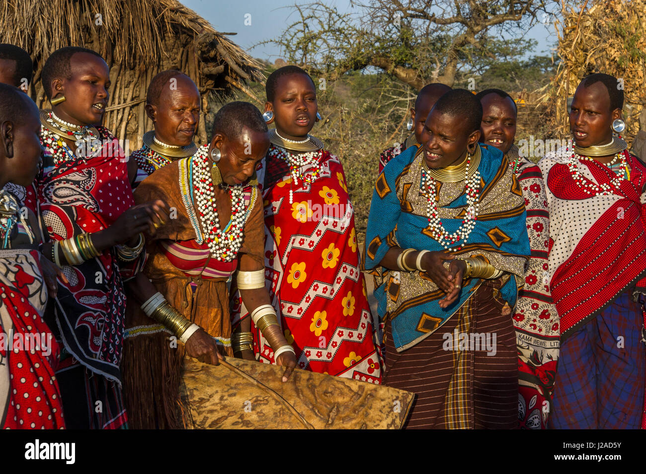 Africa Tanzania Ragazze Che Indossano Abiti Tradizionali Foto Stock Alamy