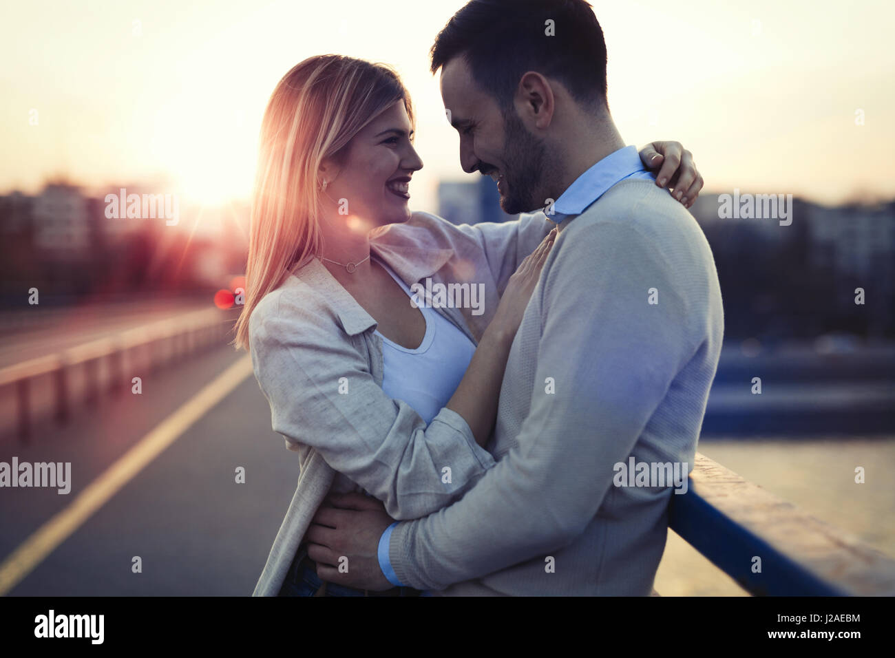 Bella giovane in love dating e abbracciando outdoor Foto Stock