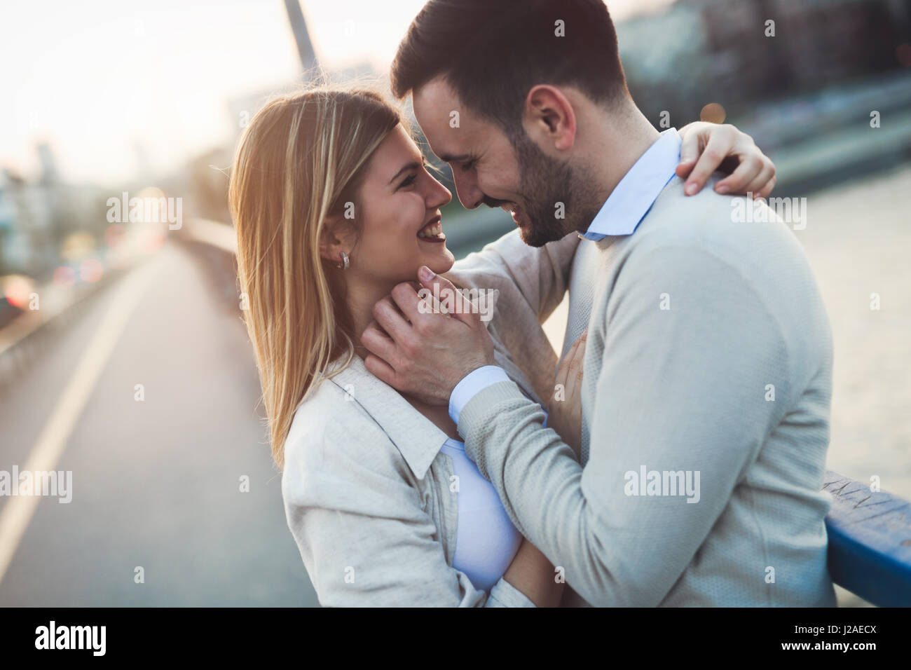 Bella giovane in love dating e abbracciando outdoor Foto Stock