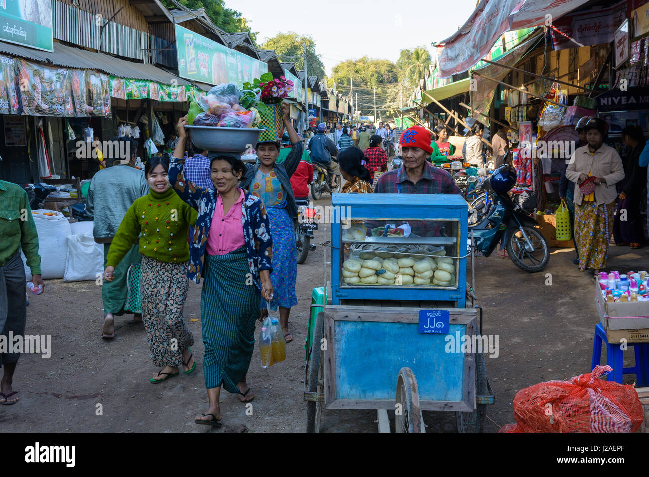 Myanmar (Birmania), Mandalay regione, Nyaung-U, il mercato degli agricoltori Foto Stock