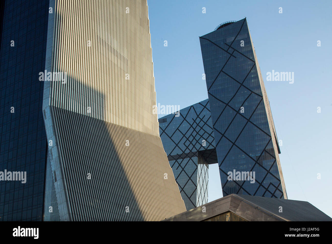 Cina, Pechino, edificio TVCC (Cina Centrale Sede Tv) progettata dall architetto Rem Koolhaas nella luce del sole sul pomeriggio autunnale Foto Stock