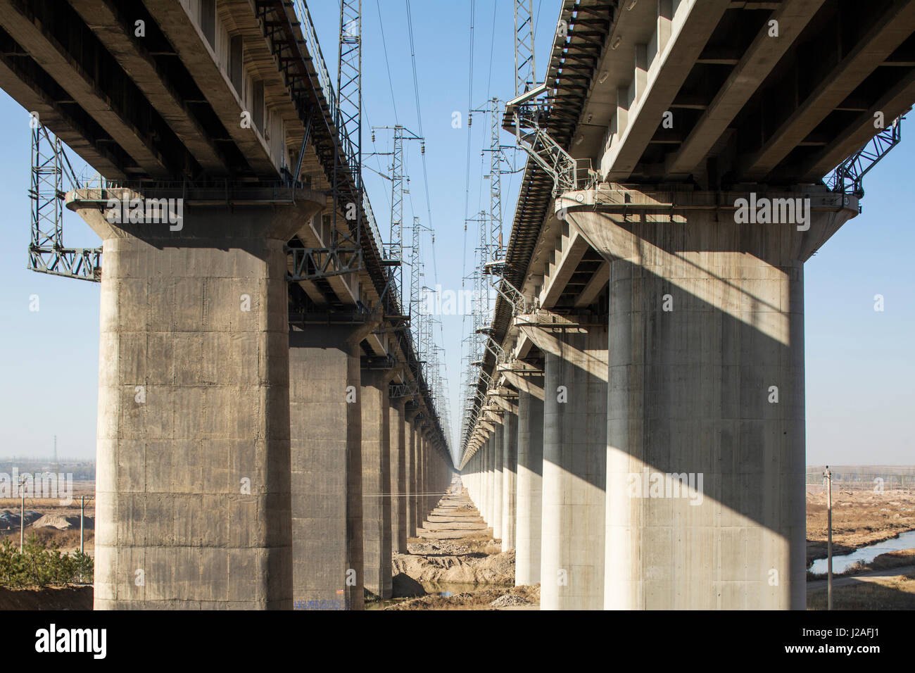 La Cina, nella provincia di Shanxi, Datong, linee parallele di un supporto concreto di una elevata velocità di binari ferroviari Foto Stock