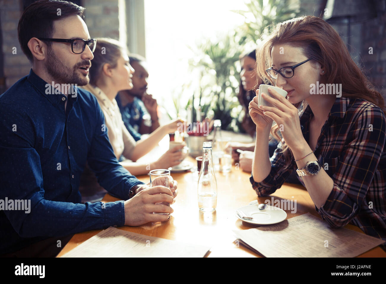 Gruppo di happy business persone mangiare insieme nel ristorante Foto Stock