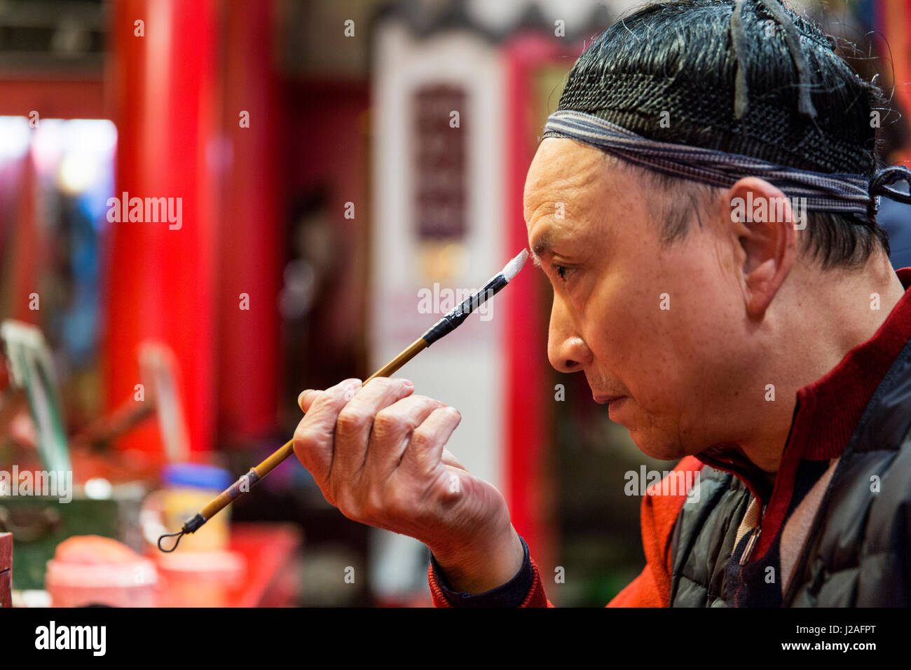 La Cina, nella provincia di Sichuan, Chengdu, performer si applica il trucco tradizionale prima dell'Opera Cinese in mostra a Shu Feng Ya Yun Opera del Sichuan Foto Stock