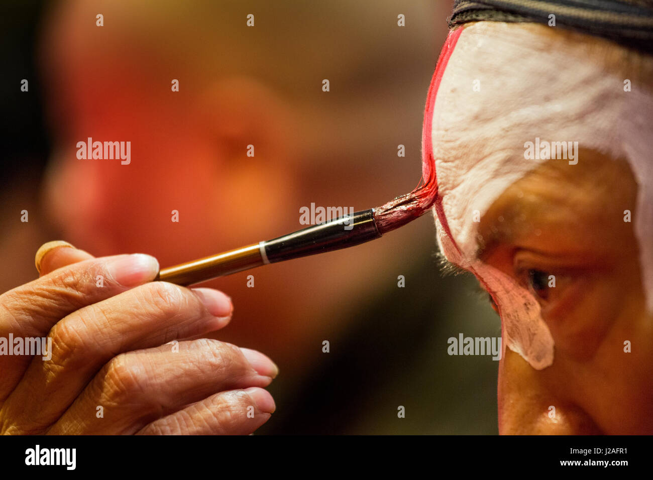 La Cina, nella provincia di Sichuan, Chengdu, performer si applica il trucco tradizionale prima dell'Opera Cinese in mostra a Shu Feng Ya Yun Opera del Sichuan Foto Stock